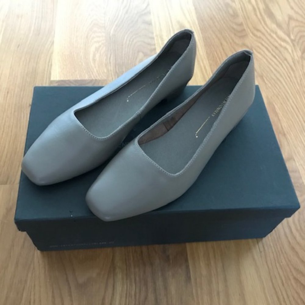 Intentionally blank size 37 pump-Yeah in Grey Leat